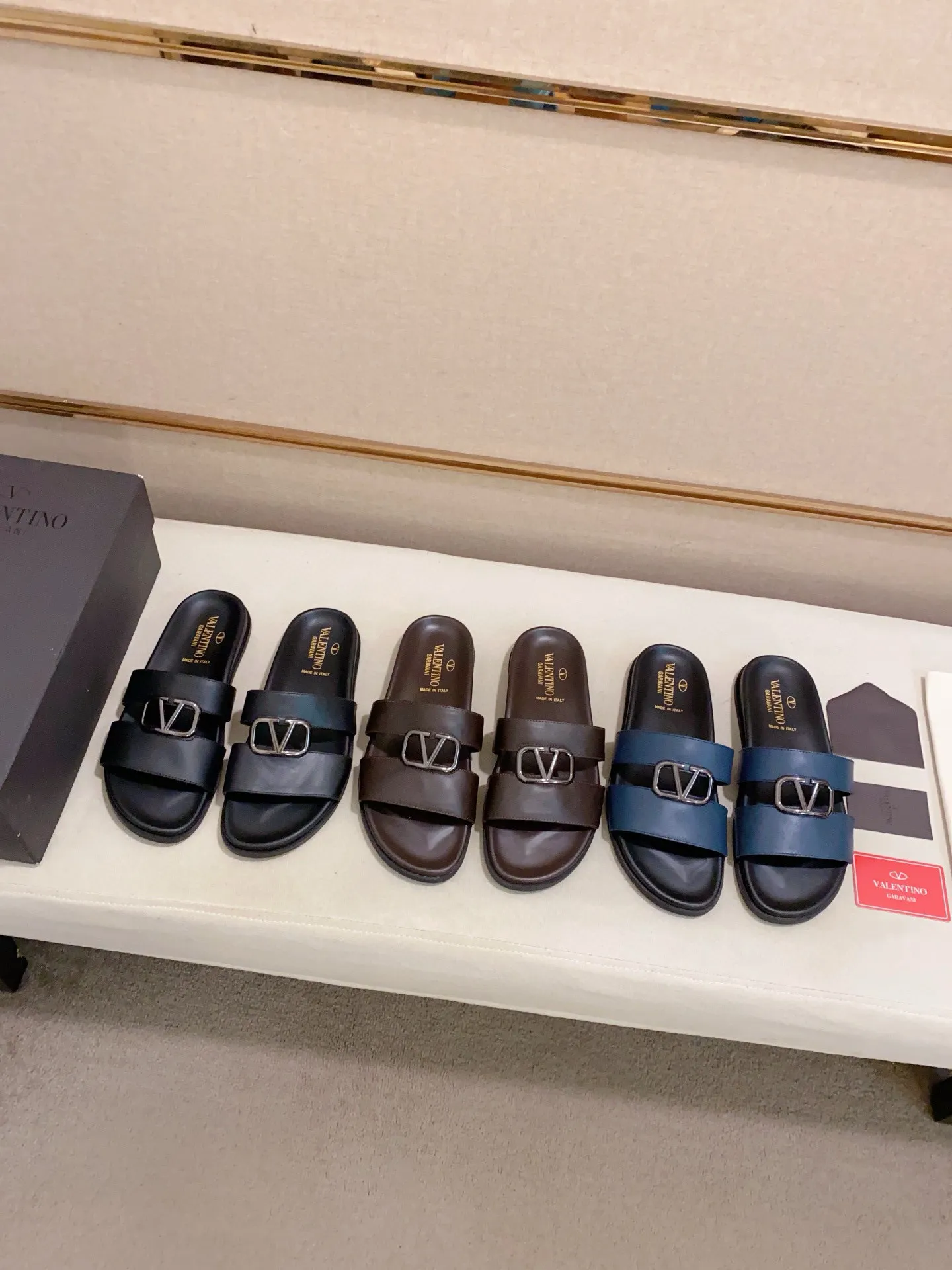 Men's shoes💰: 440💰[Valentino] New men's boutique slippers, counter quality, classic plaid, the actual workmanship is quite complex🔰The uppers are made of imported fabrics➕🐑Sheepskin lining, which tests the craftsman's craftsmanship➕original PU outsole. Size: 38-44 (45 can be customized, non-refundable)